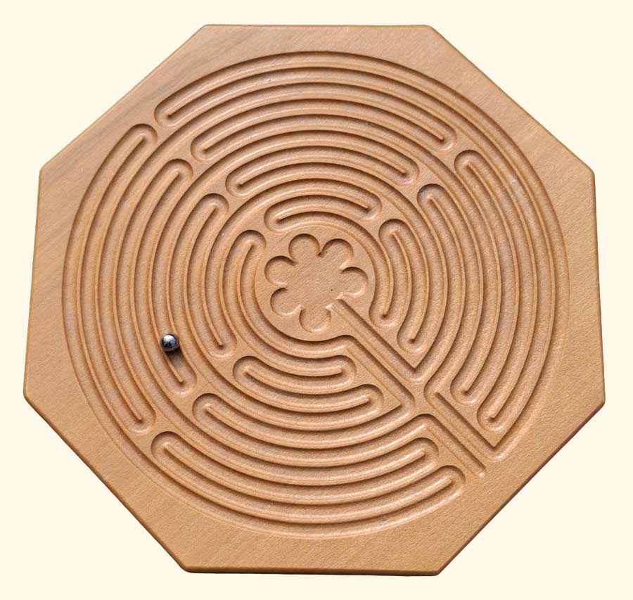 Achteckiges Hand-Labyrinth aus Holz mit einer kleinen Kugel im Rillenweg